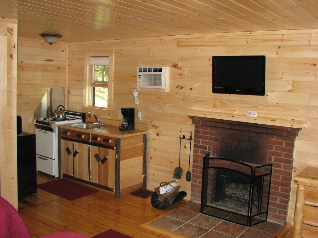 Pine Knoll Hotel Lakeside Lodge & Cabin โอล์ ฟอร์จ ภายนอก รูปภาพ